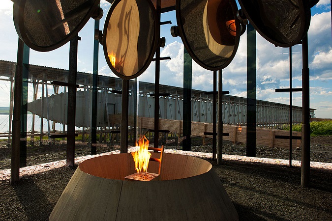 Steilnest Memorial featuring mirrors and flame
